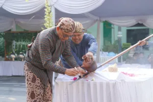Wakil Wali Kota Yogyakarta Wawan Harmawan saat prosesi membersihkan Pusaka Tombak Kyai Wijaya Mukti di Balai Kota Yogyakarta, Kamis (16/7/2026). (Humas Pemkot Jogja)