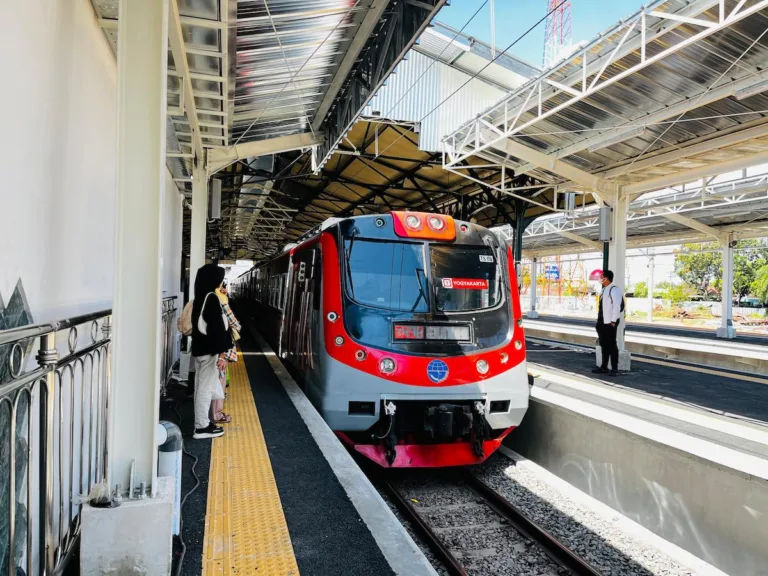 Liburan sehari ke Solo naik KRL dari Jogja, lengkap dengan rute kuliner legendaris, wisata budaya, masjid ikonik, dan spot foto.