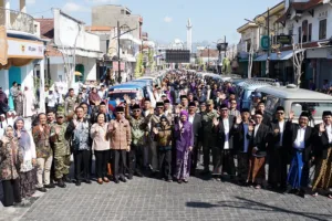 53 pasangan di Kediri mengikuti nikah massal unik di dalam VW Kombi sekaligus memecahkan Rekor MURI dalam rangkaian Hari Jadi Kota Kediri. (Foto: Dok Pemkot Kediri)