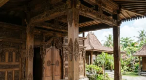 Ukiran rumah joglo. Simak akna ukiran Rumah Joglo ternyata berbeda-beda. Kenali filosofi burung, bunga, dan sulur dalam budaya Jawa. (AI/KabarJawa)
