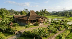 Mengapa rumah Joglo tidak boleh menghadap sembarangan? Simak aturan arah rumah menurut tradisi Jawa dan makna filosofinya.