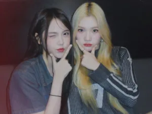 Carmen dan Juun Hearts2Hearts. Ketahui arti Kalgukjju yang ramai di X hari ini dan kenapa Carmen dan Juun disebut Kalgukjju oleh fans lengkap asal usul serta maknanya.