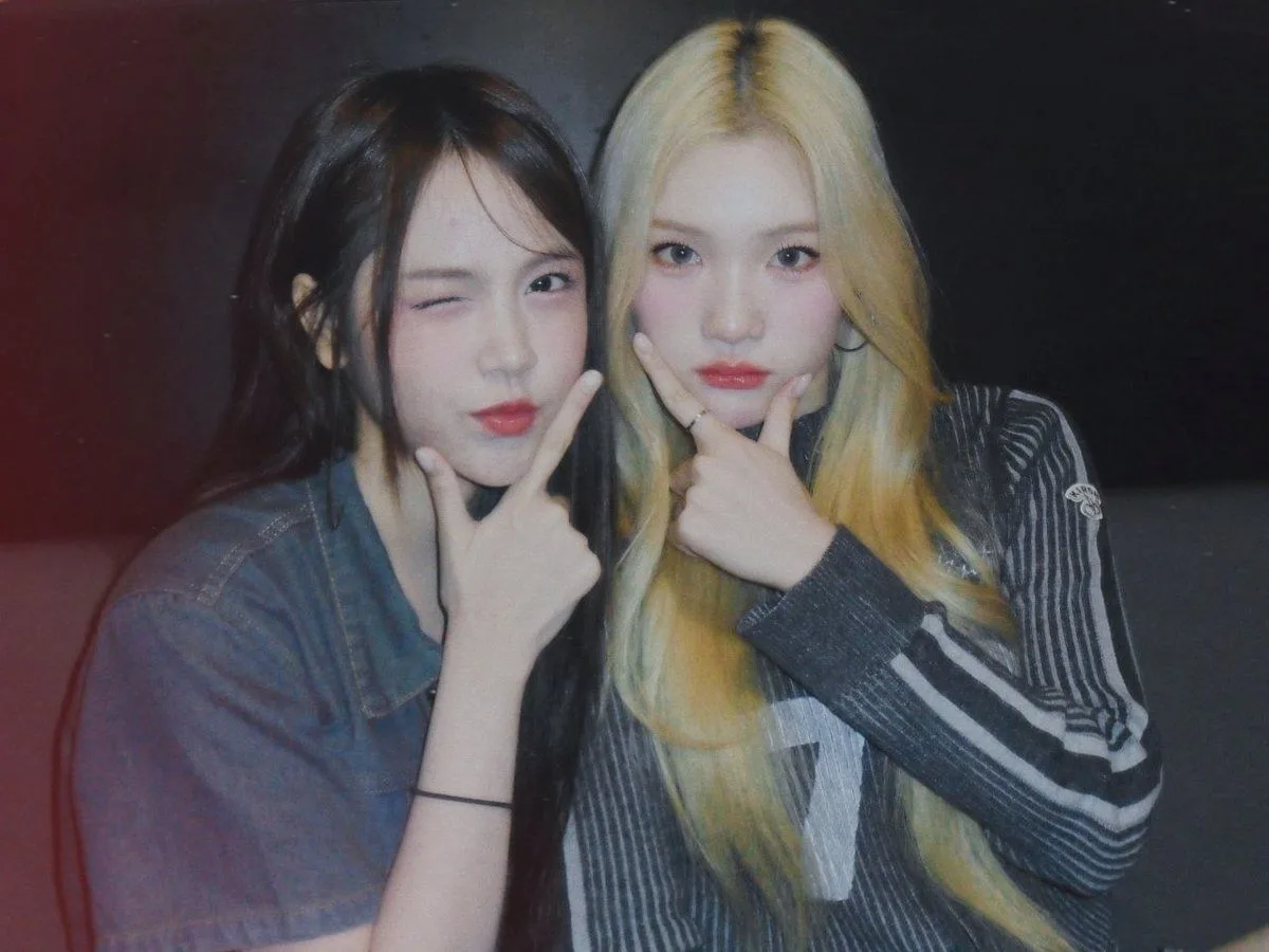 Carmen dan Juun Hearts2Hearts. Ketahui arti Kalgukjju yang ramai di X hari ini dan kenapa Carmen dan Juun disebut Kalgukjju oleh fans lengkap asal usul serta maknanya.