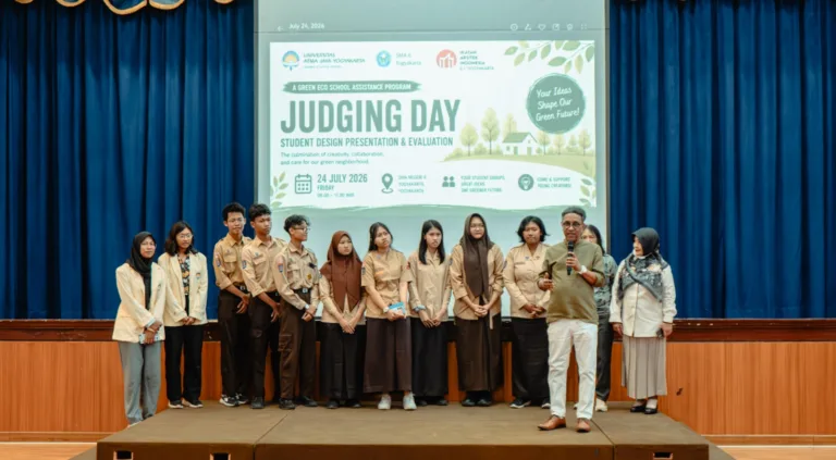 Siswa SMAN 6 Yogyakarta bersama mahasiswa Program Studi Arsitektur UAJY berdiskusi dan mempresentasikan konsep desain ruang terbuka hijau dalam program Green Ideas, Better Spaces.