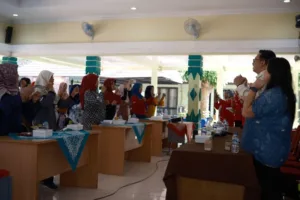 Warga yang datang sangat antusias menyanyikan yel-yel bersama dalam Pelatihan Pengelolaan Sampah Organik metode Vermikompos Tingkat RW di Kemantren Umbulharjo, Senin (13/7/2026).