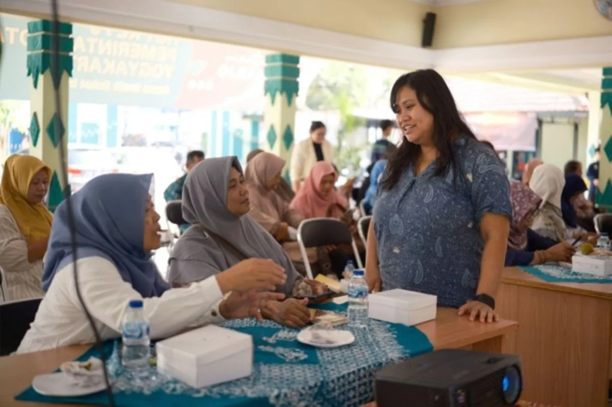 Dosen Fakultas Teknobiologi UAJY, Monika Ruwaimawa, Ph.D. memberikan pemahaman kepada perwakilan masyarakat RW yang datang terkait pengelolaan sampah organik dengan metode Vermikompos Losida dan Cacing dalam Pelatihan Tingkat RW di Kemantren Umbulharjo, Senin (13/7/2026).