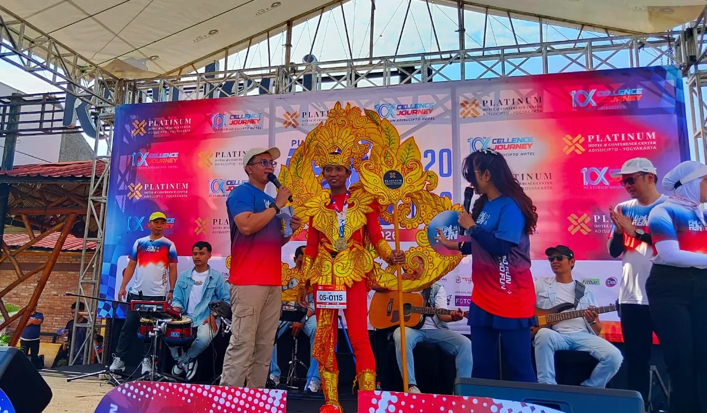 Peserta Platinum Fun Run 2026 dengan kostum unik.