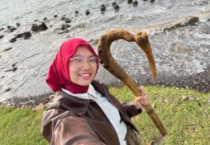 Foto mahasiswi Undip Aisyah Chustiya membawa Indonesia juara Stick Nation Wood Cup 2026 lewat tongkat unik Indonesian Maui Hook. (Instagram.com/@aisyahchustiya)