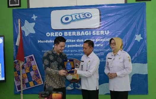 Penyerahan  plakat oleh Kevin Stefano selaku Senior Marketing Manager Biscuit Mondelēz Indonesia (kiri)  kepada Supriyanto,SE.MT selaku Staf Ahli Bidang Sumber Daya Manusia dan Kemasyarakatan Kabupaten Gunungkidul (tengah) dan Nunuk Setyowati, S.Pd., M.M selaku Kepala Dinas Pendidikan Gunungkidul (kanan) sebagai bentuk apresiasi atas dukungan Pemerintah Kabupaten dan Dinas Pendidikan Gunungkidul terhadap pelaksanaan program “OREO Berbagi Seru”
