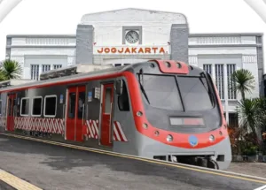 Foto : KRL berangkat dari Stasiun Tugu Yogyakarta menuju Stasiun Palur Solo. (Instagram.com/@commuterline)