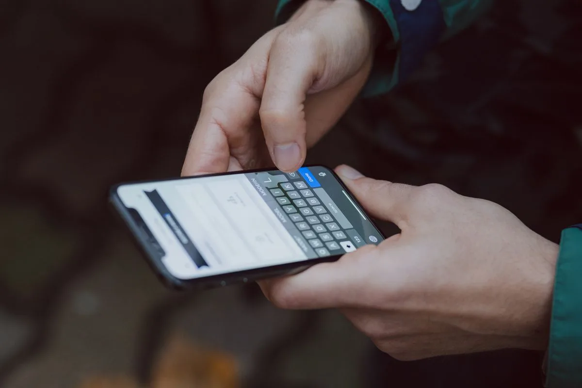 Ilustrasi percakapan grup WhatsApp yang diduga menjadi tempat terjadinya pelecehan seksual verbal terhadap sejumlah mahasiswi dan dosen di Unesa. (Pexels/freestocks.org)