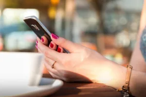 Ilustarsi - pengguna membuka aplikasi Gojek yang sedang error. (Foto: Pixabay/Pexels)