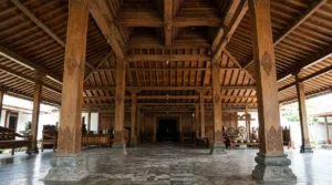 Mitos saka guru rumah Joglo: benarkah empat tiang utama ini menjadi pusat kekuatan dan menyimpan energi spiritual? (AI/KabarJawa)