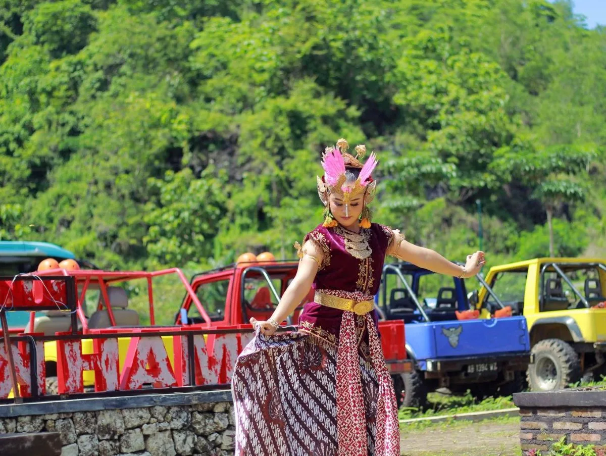Tarian tradisional sebagai penyambutan bagi wisatawan di Desa Wisata Tepus. (Foto: jadesta.kemenpar.go.id)