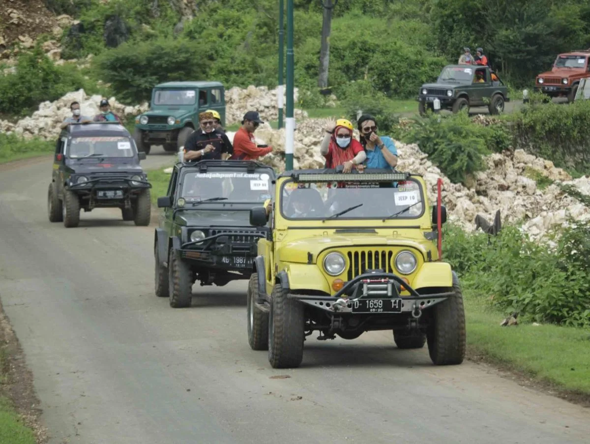 Wisatawan menaiki jeep menjelah Desa Wisata Tepus. (Foto: jadesta.kemenpar.go.id)