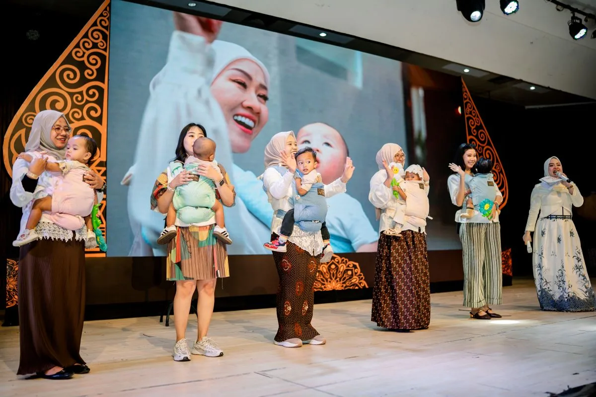 Sejumlah bunda mengikuti Babywearing Dance CuddleMove sambil menggendong buah hati dalam rangkaian CuddleMe Fest Jogja 2026 di Auditorium Taman Perwacy Yogyakarta, Minggu (23/8/2026).
