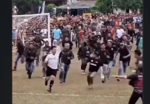 Kronologi rusuh Turnamen Danlanud Cup Purbalingga 2026, wasit dikeroyok massa, pertandingan sempat dihentikan. (Istimewa)