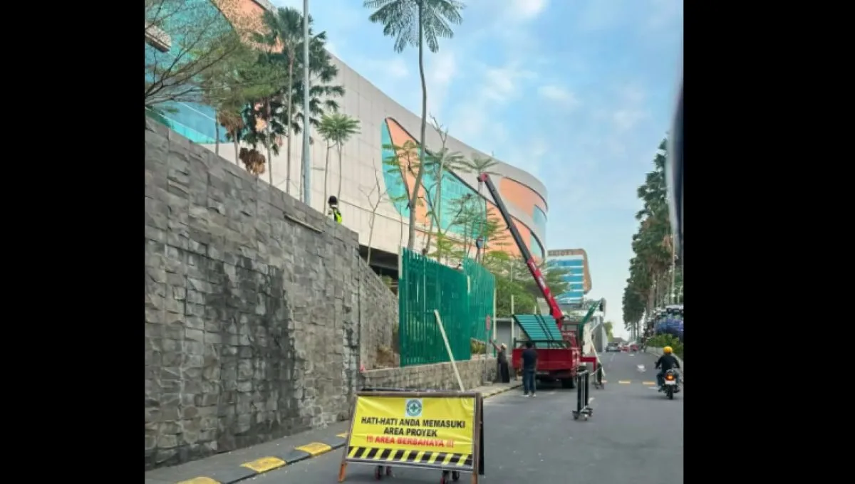 Pemasangan pagar di Pakuwon Mall Jogja. (Threads/boedi_xc)