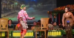 Sarjiyono alias Mbetut, seniman ketoprak Bantul, meninggal setelah jatuh saat pentas. Simak profil, istri, anak, dan penyebabnya. (Istimewa)