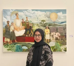 Ratih Alsaira di depan salah satu karyanya yang dipamerkan dalam pameran tunggal bertajuk "Weaving The Unseen" di ARTOTEL Leguna Magelang.