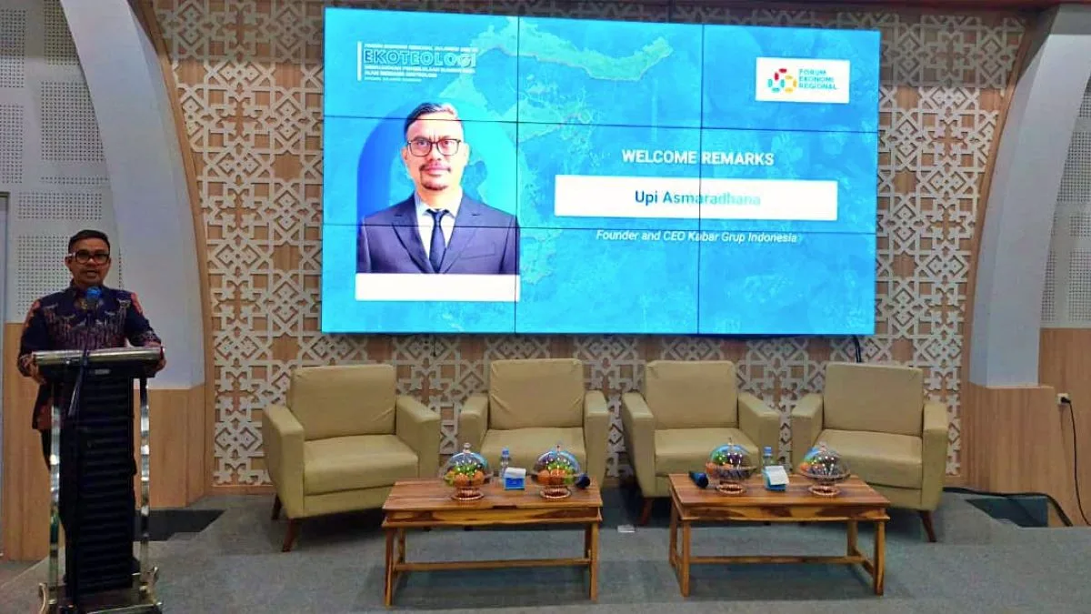 CEO Kabar Grup Indonesia Upi Asmaradhana menyampaikan pembahasan soal ekoteologi dan tata kelola sumber daya alam berkelanjutan dalam FER Sulawesi Kendari 2026.