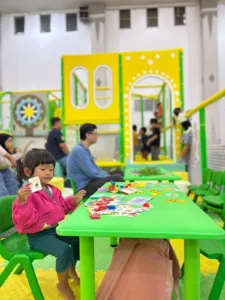 Pengunjung menikmati permainan edukatif di Panda Playhouse dalam event IMOBY di Jogja Expo Center 2026. (Foto: Tim KabarJawa)