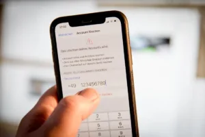 Ilustrasi kode verifikasi WA tidak masuk SMS. Simak penyebab dan solusinya. (Pixabay/albersHeinemann)