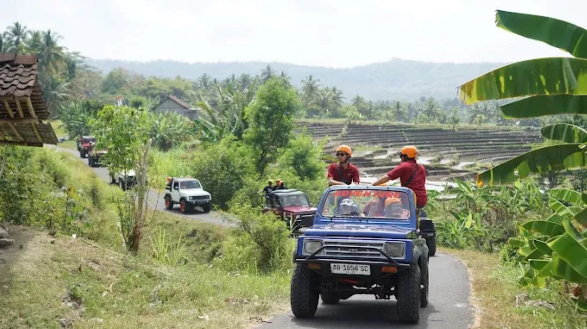 Wisatawan menjelajahi Desa Wisata Tinalah, salah satu desa wisata yang ada di lereng Menoreh dan wajib dikunjungi. (Foto: GMaps/Nala Sandra)