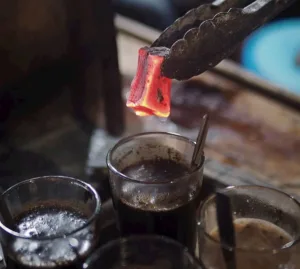 Kopi Joss, salah satu wedang atau minuman tradisional di Kota Yogyakarta. (Foto: Pinterest/Robert Škaro)