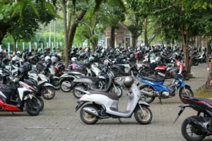 Ilustrasi parkir motor. (Foto: Unsplash/Deski Jayantaro)