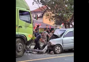 Kecelakaan di jalan Jogja-Solo Km 15,5, Kalasan, Sleman melibatkan Kijang dan truk Fuso. Pengemudi Kijang terluka dan dirawat di rumah sakit. (Foto: tangkap layar Facebook/Merapi News)