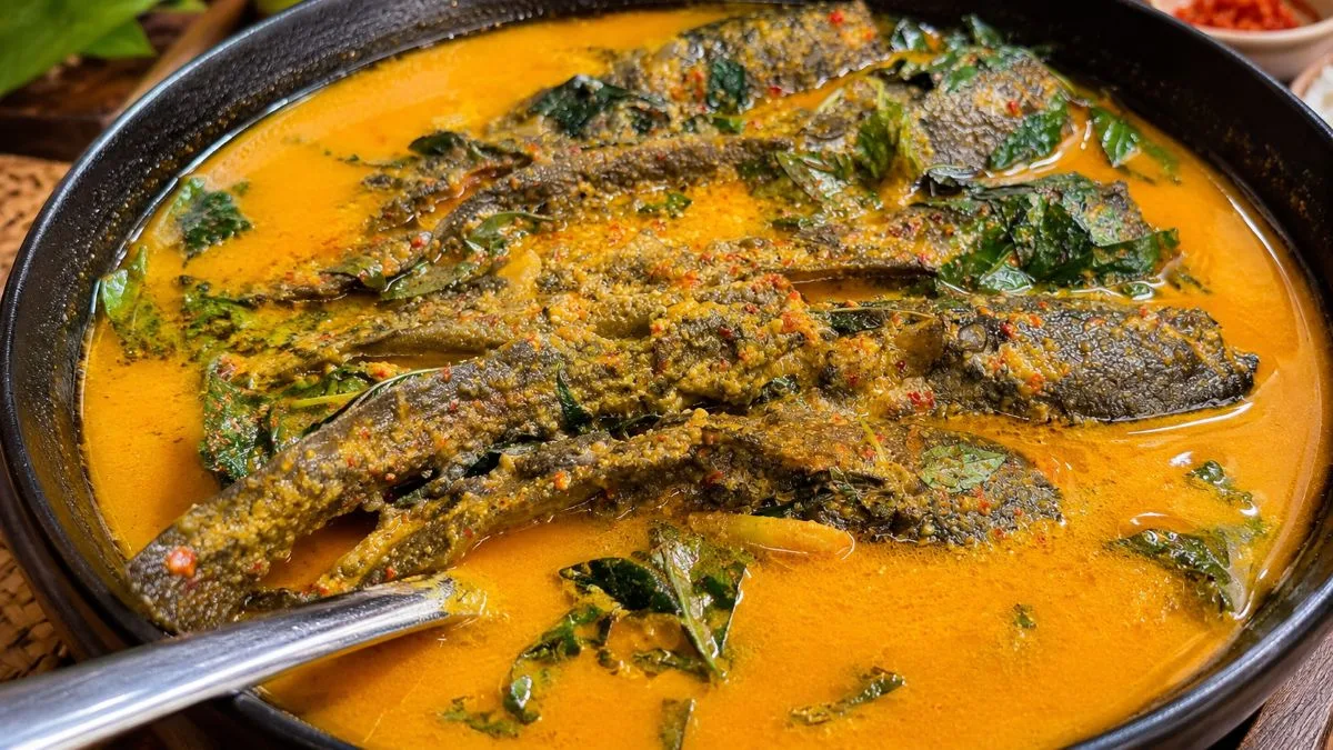 Rekomendasi 6 warung mangut lele asap di Bantul yang enak, legendaris, lengkap dengan menu, harga, lokasi, dan jam bukanya. (AI)