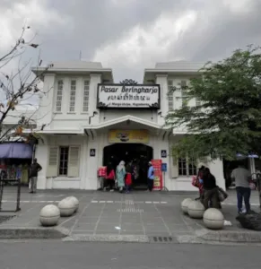 Pasar Beringharjo Yogyakarta bukan sekadar tempat belanja batik, tetapi juga ruang wisata budaya dan kuliner tradisional. (Foto: GMaps/yansen yulius)