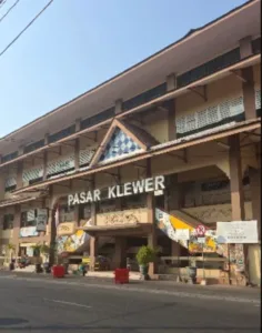 Pasar Klewer Solo bertahan sebagai pusat batik lewat sejarah panjang, perdagangan grosir, lokasi strategis, serta fasilitas modern. (Foto: GMaps/Ardhan Febriansyah)