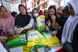 Pasar murah Surabaya digelar di 31 kecamatan, menyediakan beras, Minyakita, gula, dan pangan terjangkau bagi warga. (Foto: Dok Pemkot Surabaya)