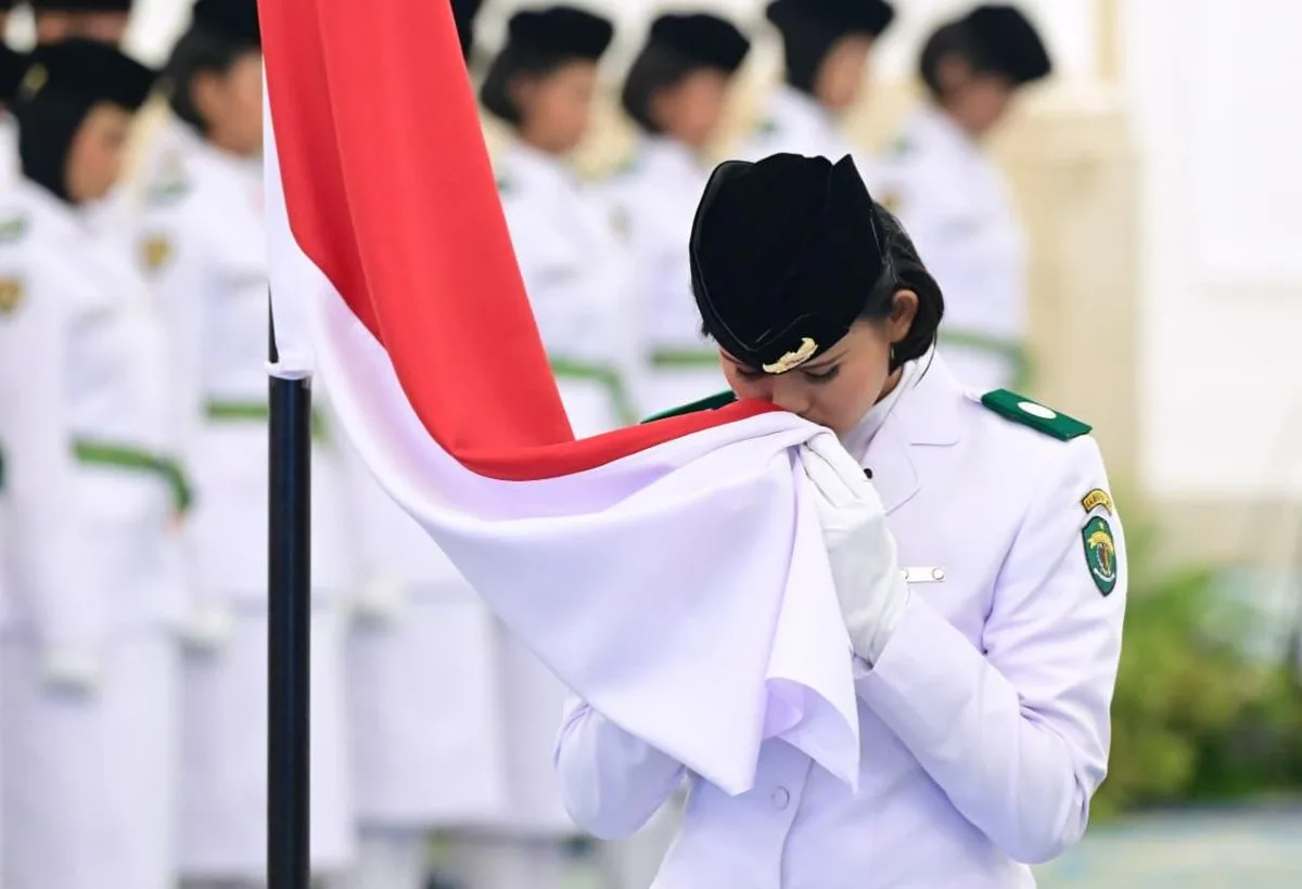 Siapa pembawa baki HUT ke-81 RI 2026? Simak status terbaru dan daftar lengkap 76 Paskibraka Nasional dari 38 provinsi. (Foto: Setneg)
