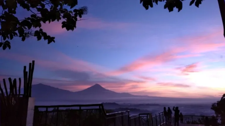 Tujuh bukit di Magelang untuk menikmati sunrise, dari Punthuk Setumbu hingga Gunung Telomoyo dengan panorama alam yang memukau. (Foto: Dok Punthuk Setumbu)
