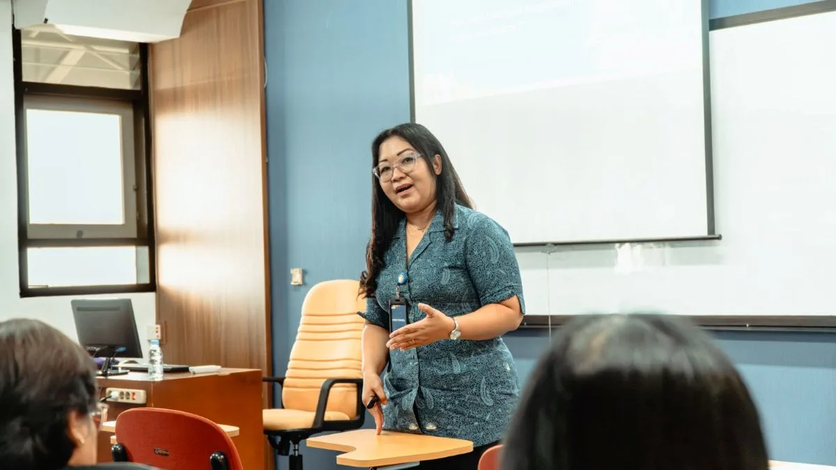 Ike Devi Sulistyaningtyas, S.Sos., M.Si berbicara di Lecturer Sharing Session FTI UAJY.