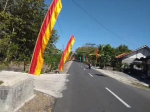 Mengapa warna umbul-umbul di Jogja beda tiap kabupaten? Simak sejarah dwaja Keraton, makna warna, dan filosofi nama panjinya. (Foto: Dok Pemdes Dengok Gunungkidul)