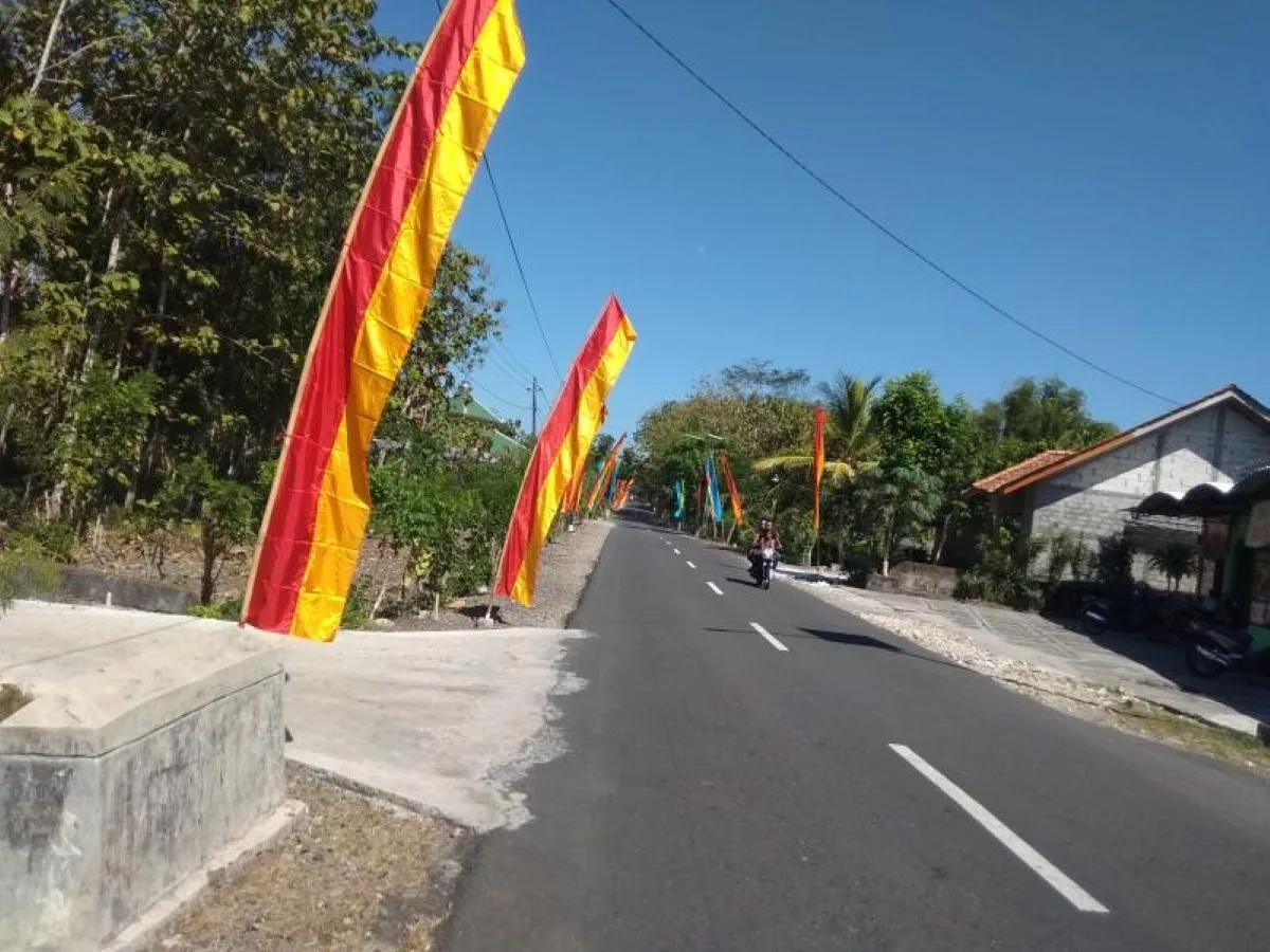 Mengapa warna umbul-umbul di Jogja beda tiap kabupaten? Simak sejarah dwaja Keraton, makna warna, dan filosofi nama panjinya. (Foto: Dok Pemdes Dengok Gunungkidul)
