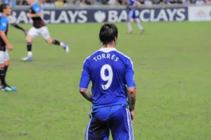 Fernando Torres melewati kiper Barcelona Víctor Valdés sebelum mencetak gol penentu Chelsea di semifinal Liga Champions 2012. (Foto: Pixabay/Whink)
