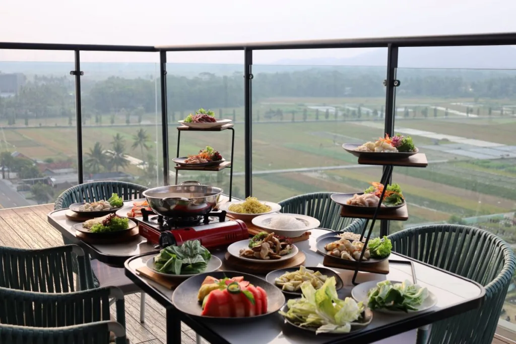 All You Can Eat Steamboat & Grill hadir di Novotel & ibis YIA Kulon Progo dengan panorama Menoreh dan pilihan paket menarik.