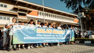 Jalan Sehat Komunitas UAJY meriahkan Dies Natalis ke-61 dan mempererat kebersamaan dosen, alumni, mahasiswa, serta keluarga kampus.
