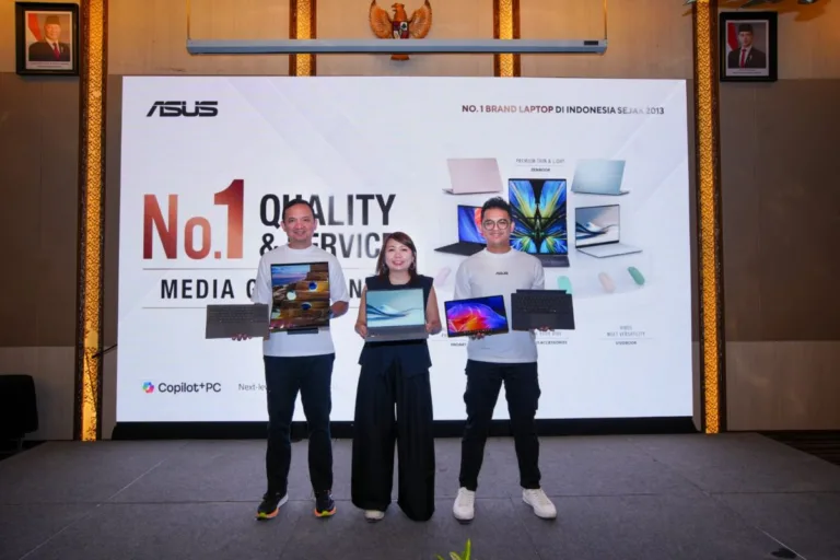 Dari kiri ke kanan Brama Setyadi, Head of Public Relations and Digital ASUS Indonesia; Davina Larissa, Marketing Manager of ASUS Indonesia; Adrian Pradipta, Technical Public Relations of ASUS Indonesia dalam ASUS No.1