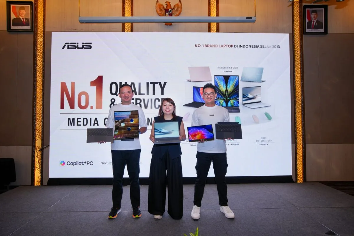 Dari kiri ke kanan Brama Setyadi, Head of Public Relations and Digital ASUS Indonesia; Davina Larissa, Marketing Manager of ASUS Indonesia; Adrian Pradipta, Technical Public Relations of ASUS Indonesia dalam ASUS No.1