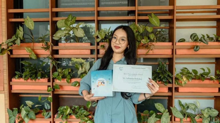 Mahasiswi Hukum UAJY Salomita Hohakay raih dua penghargaan dalam ACP International Field Study 2026 di Thailand.