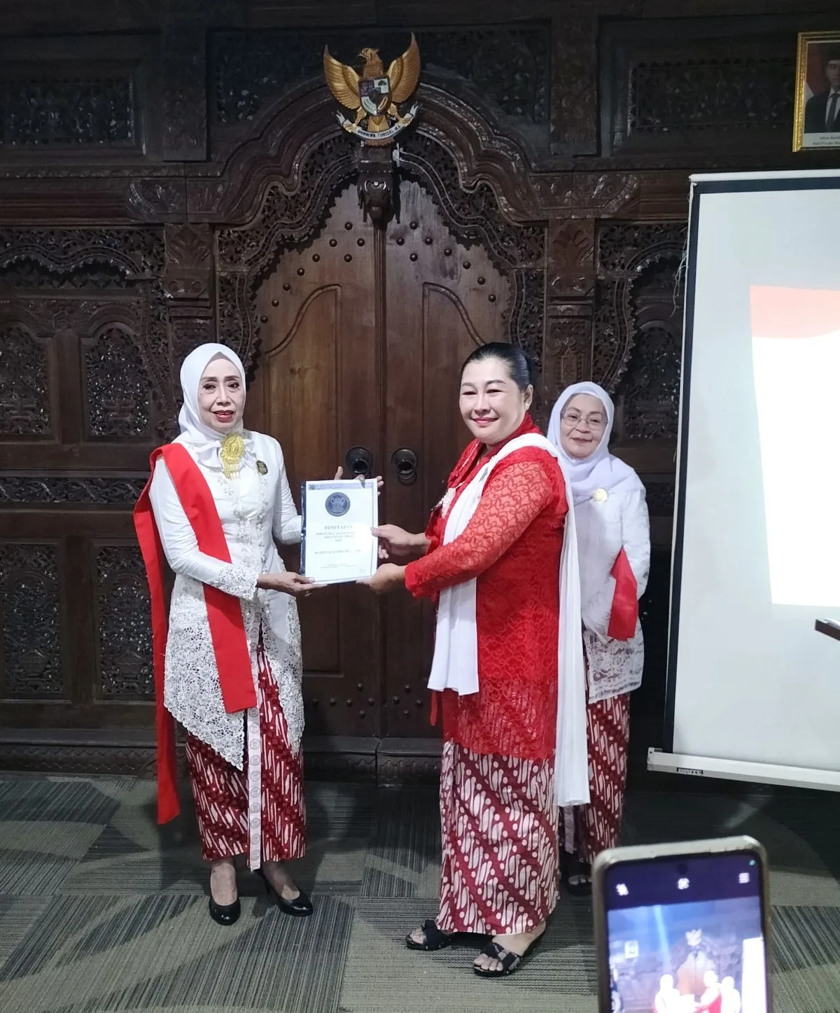 Susi Fitri menerima surat penetapan sebagai ketua DPP KKI DIY dari Ketua Umum KKI Pusat Erna Setiyaningrum. (Foto: Bagus Aryo W/KabarJawa)