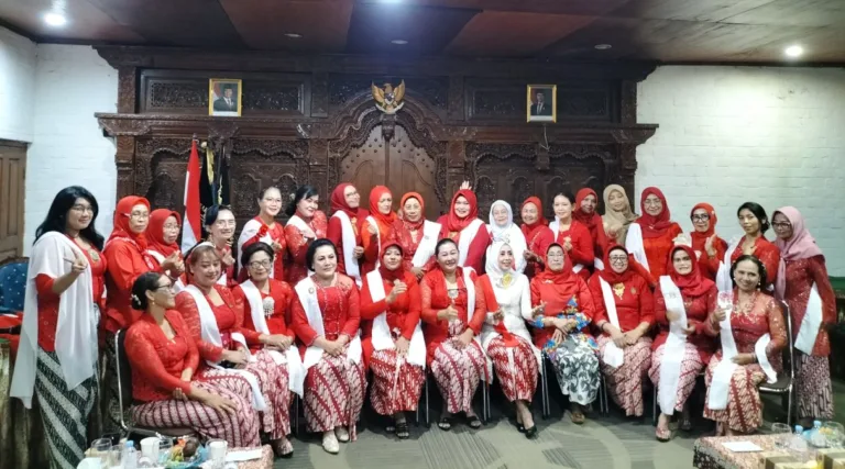 Para pengurus dan anggota DPD KKI DIY berfoto bersama usai acara pelantikan Susi Fitri Andriani sebagai ketua baru. (Foto: Bagus Aryo W/KabarJawa)