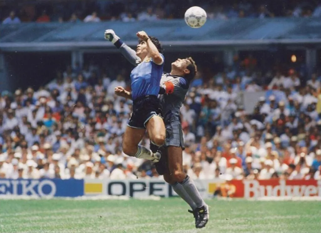 Gol "Tangan Tuhan" Maradona yang kontroversial dan legendaris. (Foto: Wikimedia)
