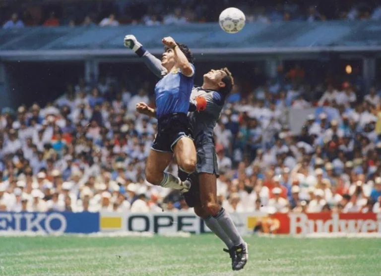 Gol "Tangan Tuhan" Maradona yang kontroversial dan legendaris. (Foto: Wikimedia)